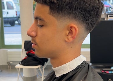 Coiffure moderne à Sniperkut, Genève, avec un dégradé soigné et détail de coupe.