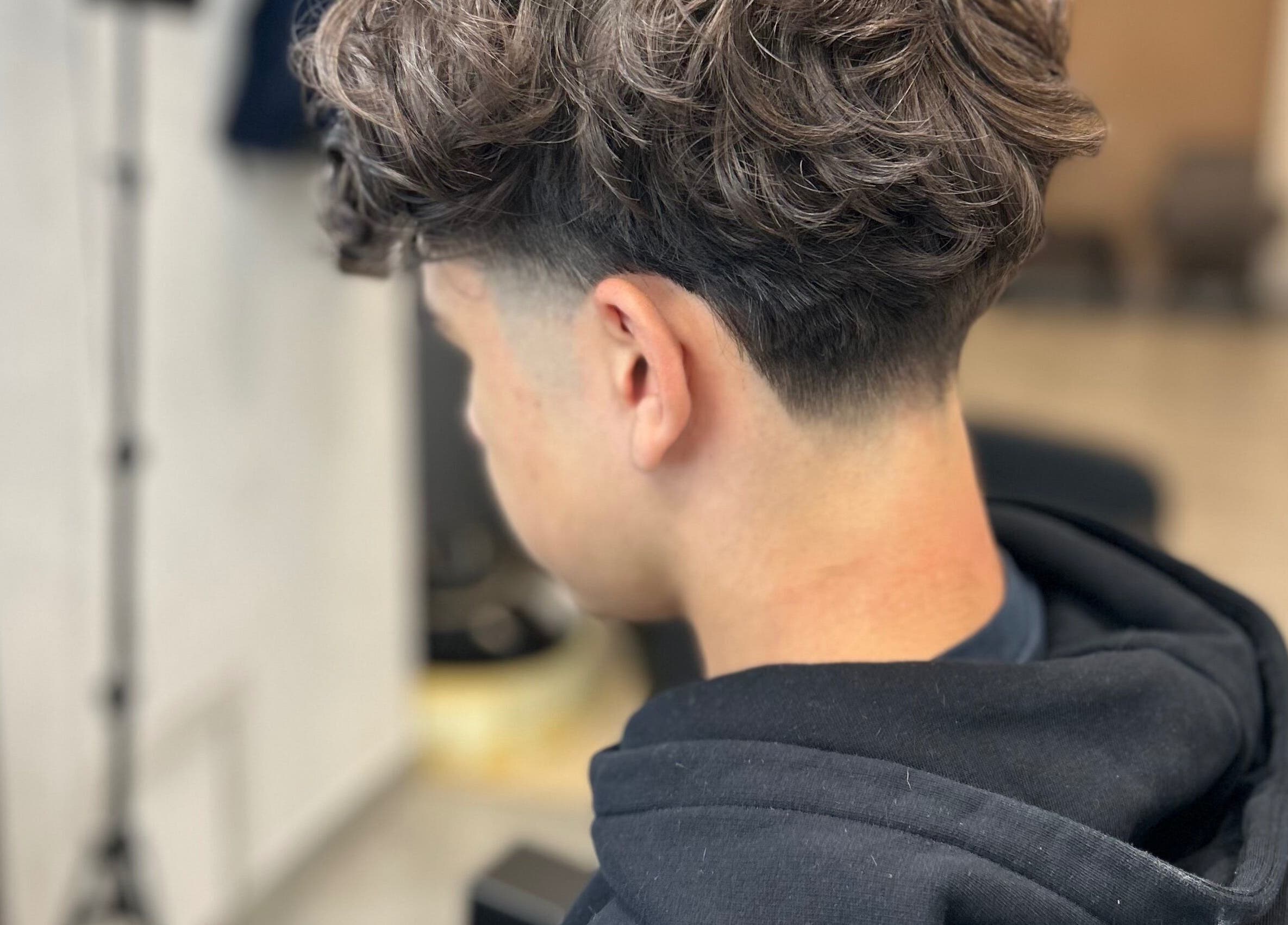 Jeune homme avec coupe de cheveux tendance à Kinstar, Genève, CH.