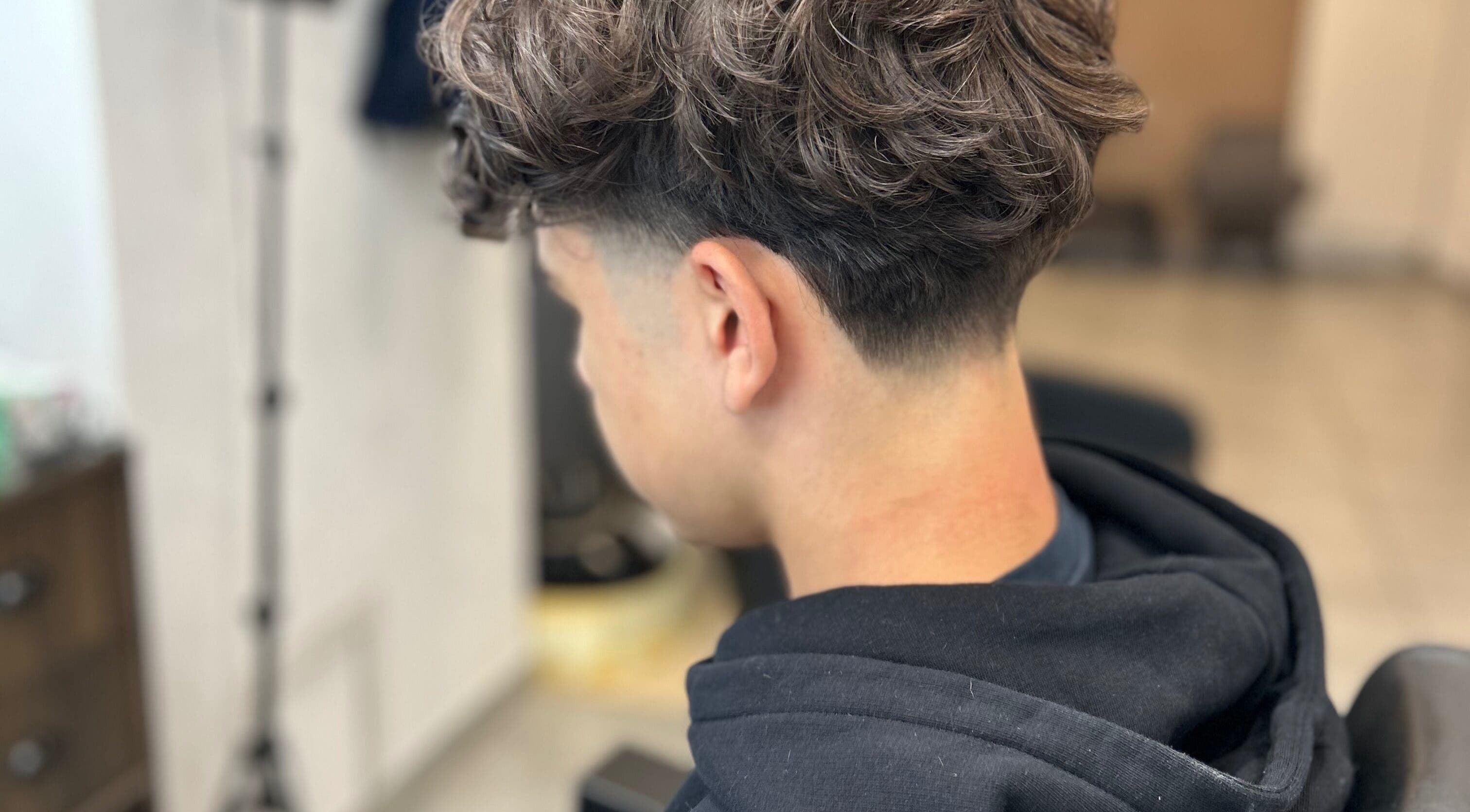 Jeune homme avec coupe de cheveux tendance à Kinstar, Genève, CH.