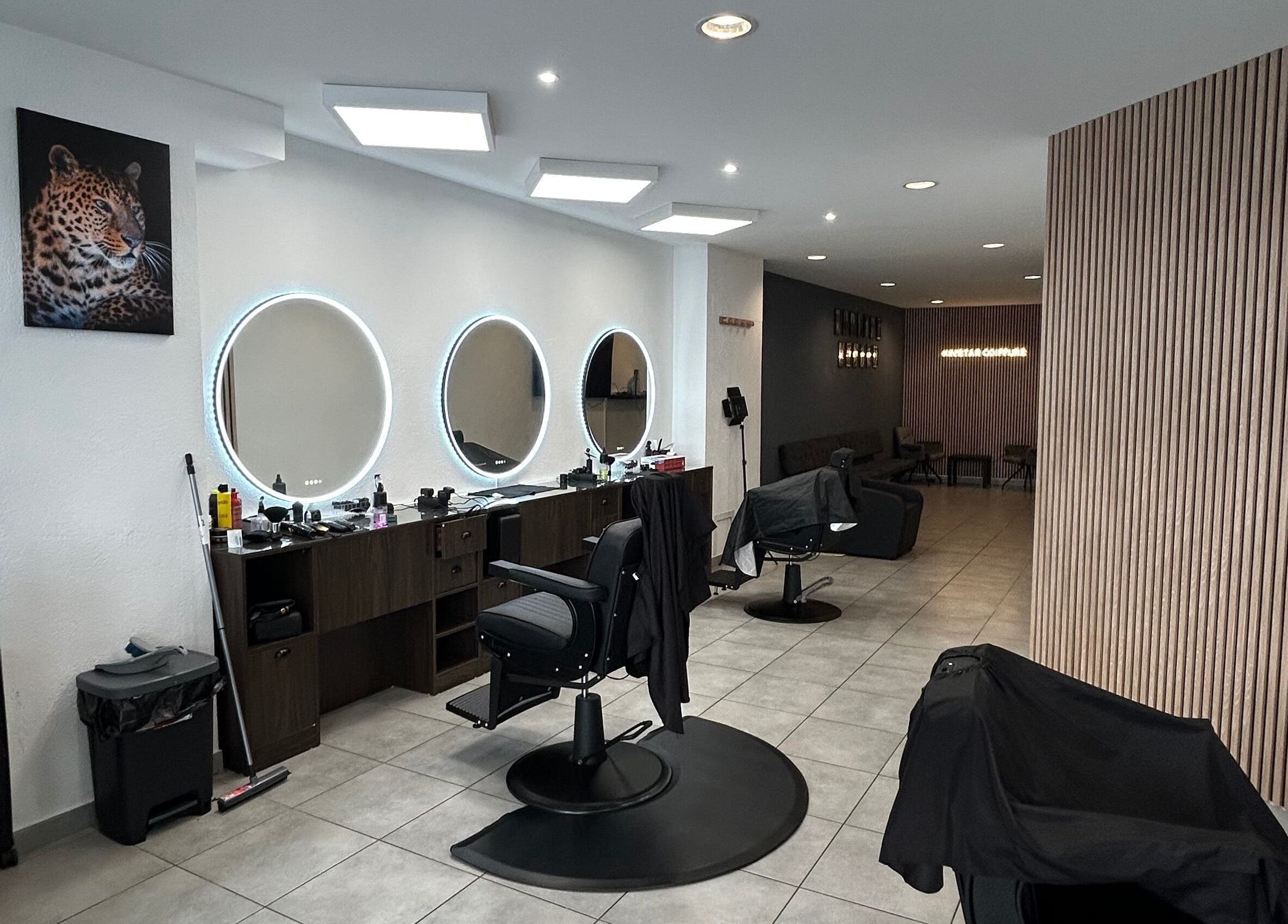 Intérieur moderne du salon Kinstar à Genève, Genève, CH avec miroirs ronds et sièges élégants.