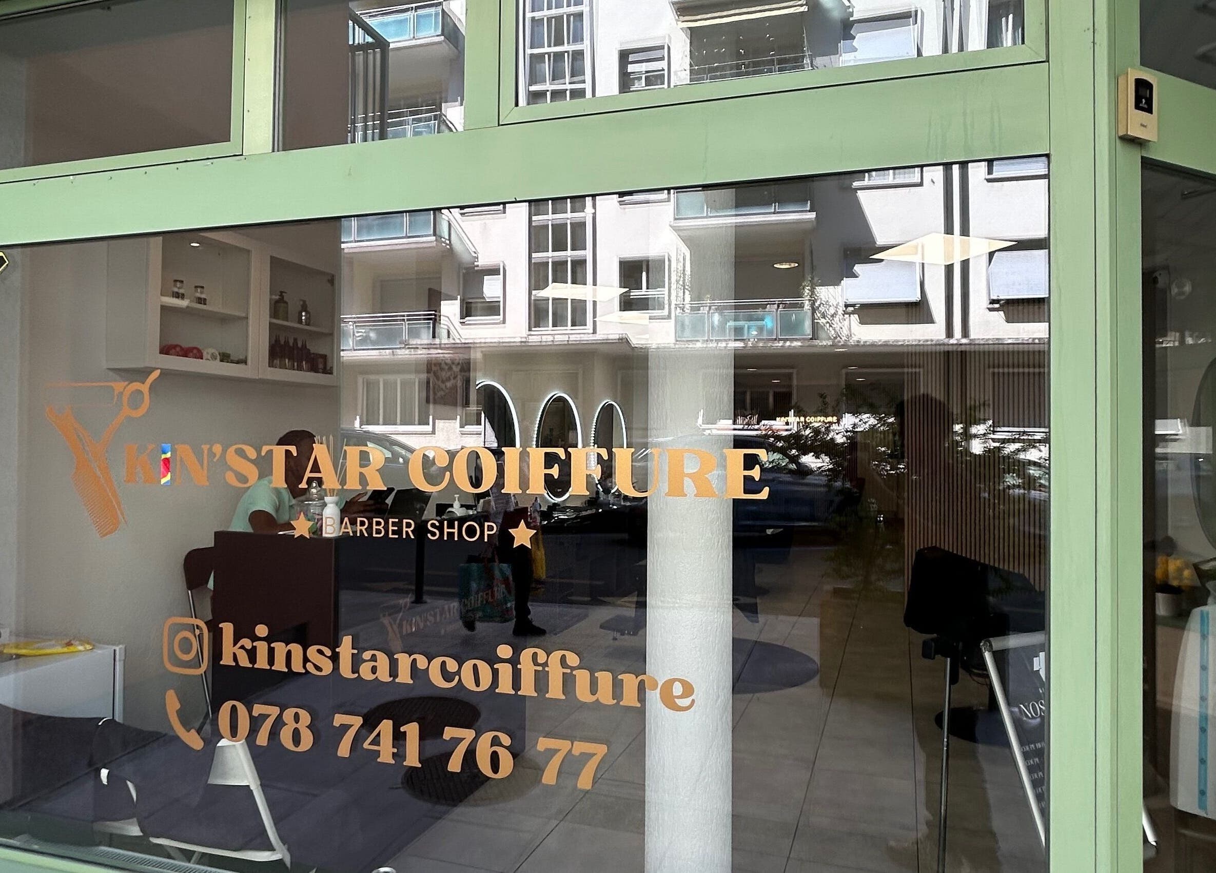 Façade vitrée de Kinstar à Genève, Genève, CH, montrant l'intérieur moderne et accueillant.