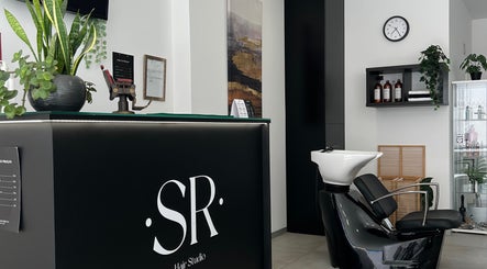 Recepção moderna no Sílvio Rodrigues Hair Studio em Amares, Braga, PT.