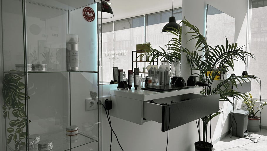 Interior do Sílvio Rodrigues Hair Studio em Amares, Braga, PT, com produtos de beleza e decoração moderna.