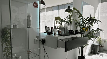 Interior do Sílvio Rodrigues Hair Studio em Amares, Braga, PT, com produtos de beleza e decoração moderna.