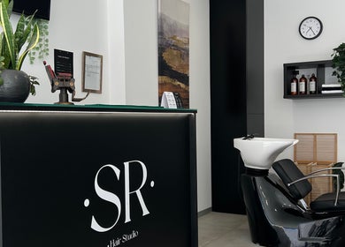 Receção moderna no Sílvio Rodrigues Hair Studio, Amares, Braga, PT com decoração elegante.