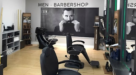 Interior moderno de Ainoa Rivas Beauty Salon en Navalcarnero, Comunidad De Madrid, ES, con sillas de barbero.