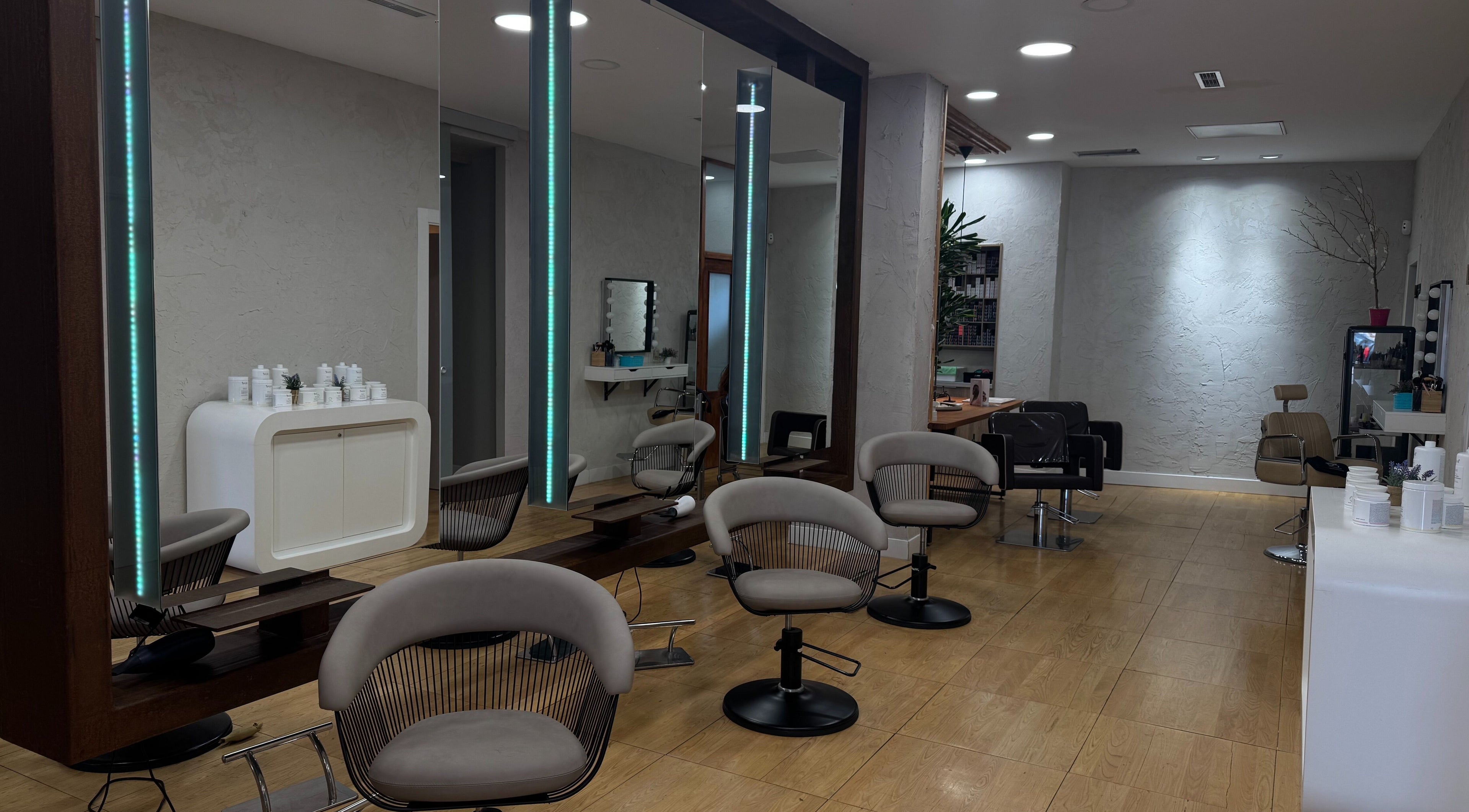 Interior elegante de Ainoa Rivas Beauty Salon en Navalcarnero, Comunidad de Madrid, ES con sillas modernas.