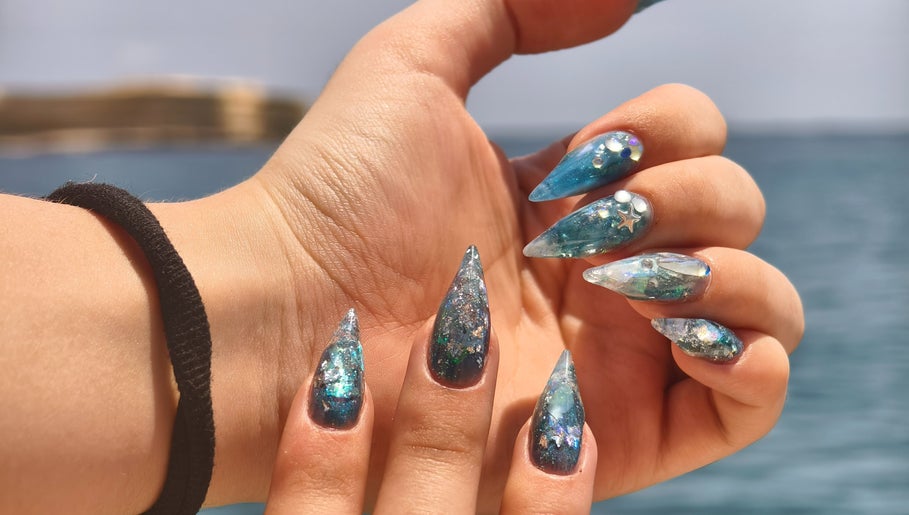 Stunning ocean-inspired nail art with blue hues at Kyuote_Nails, Rīga, LV.