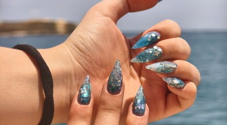 Stunning ocean-inspired nail art with blue hues at Kyuote_Nails, Rīga, LV.