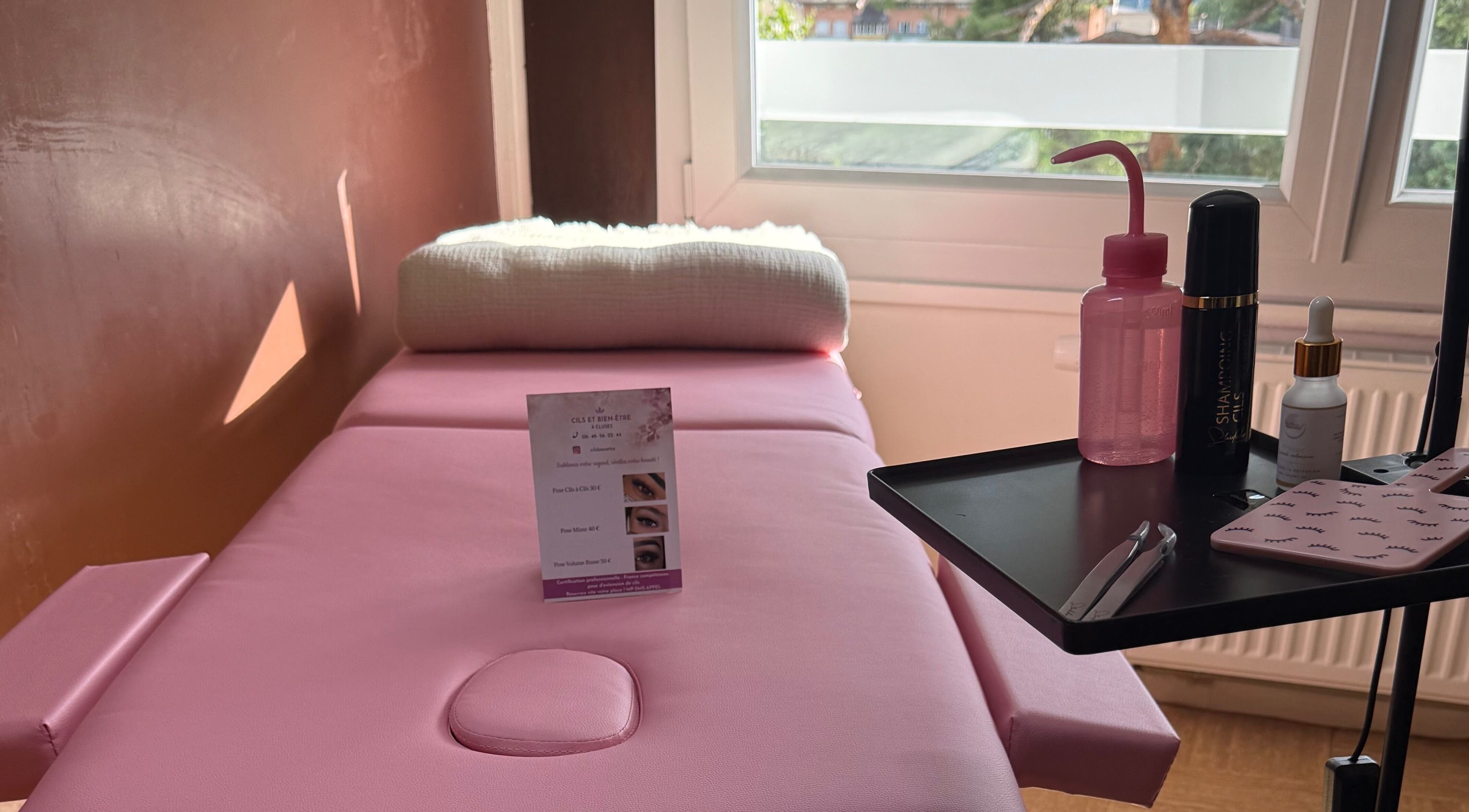 Massage table rose et produits de beauté chez Cils et Bien-Être, Cluses, Auvergne-rhône-alpes, FR.