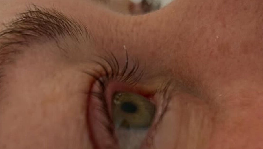 Rehaussement de cils au Rom Nails & Esthétique à Volvic, Auvergne-rhône-alpes, FR, pour un regard captivant.