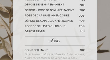 Liste des prix de soins chez Rom Nails & Esthétique, Volvic, Auvergne-rhône-alpes, FR avec décoration florale.