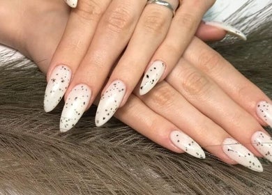 Белый маникюр с точками в Liliya Nails Privado, Эстепона, Андалусия, ES.