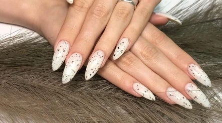 Белый маникюр с точками в Liliya Nails Privado, Эстепона, Андалусия, ES.