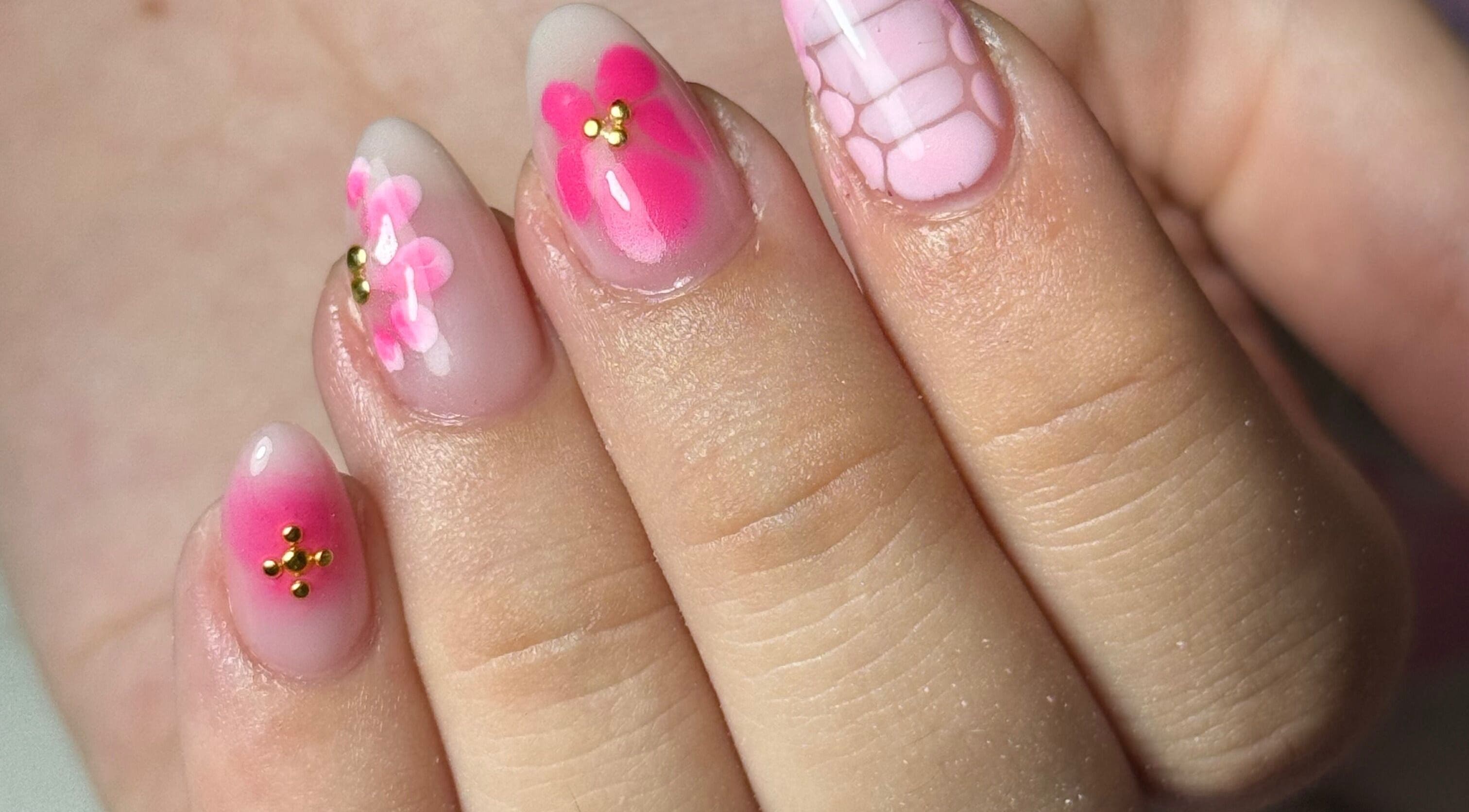 Uñas decoradas con flores rosadas en Cintia B. Nails, Jerez De La Frontera, Andalucía, ES.