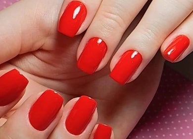 Unhas pintadas em vermelho vibrante no Talidelpuponails, São Paulo, São Paulo, BR.