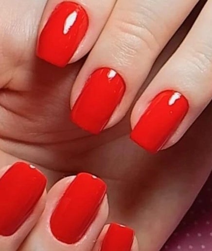 Unhas pintadas em vermelho vibrante no Talidelpuponails, São Paulo, São Paulo, BR.