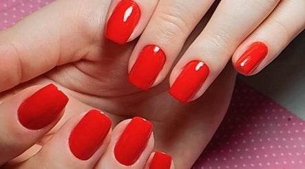 Unhas pintadas em vermelho vibrante no Talidelpuponails, São Paulo, São Paulo, BR.