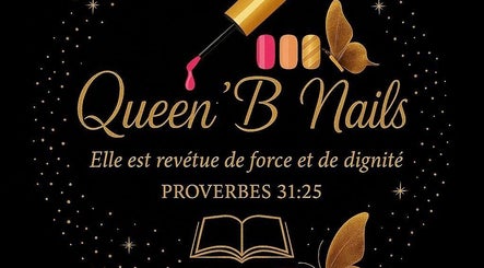 Design élégant de Queen’B Nails à Le Moule, Grande-terre, GP avec des éléments dorés et un papillon.