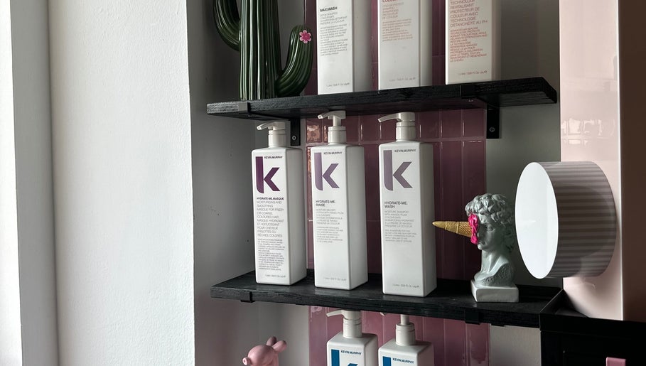 Productos de belleza en estante de MUSA SalonStudio, El Casar, Castilla-la Mancha, ES.