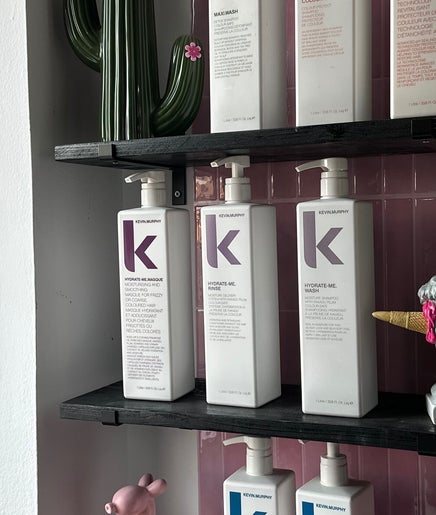 Productos de belleza en estante de MUSA SalonStudio, El Casar, Castilla-la Mancha, ES.