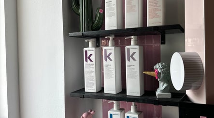 Productos de belleza en estante de MUSA SalonStudio, El Casar, Castilla-la Mancha, ES.