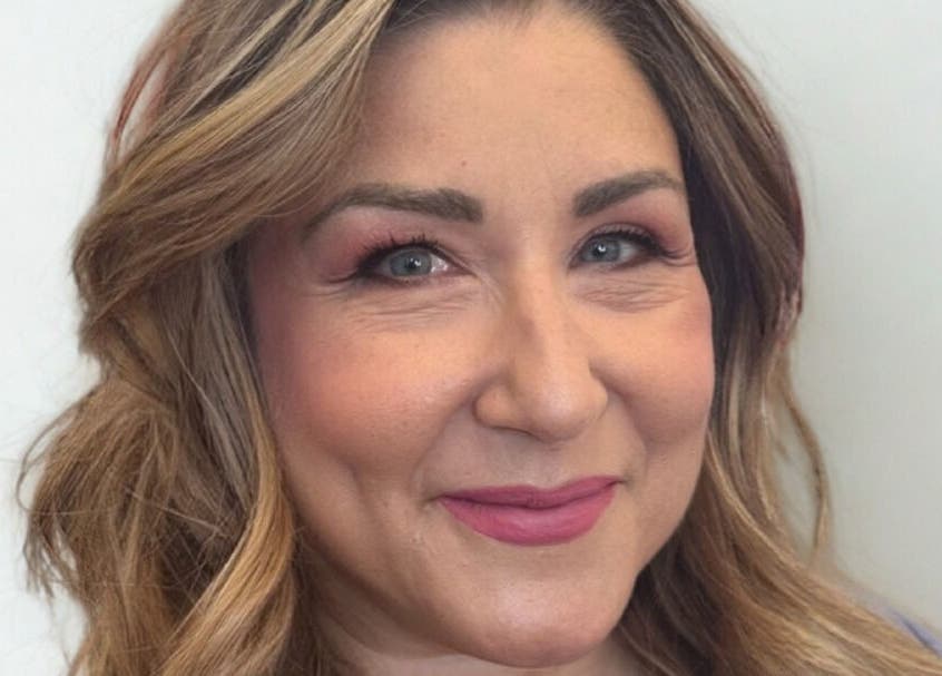 Sonrisa y maquillaje elegante en Musa Salon Studio, El Casar, Castilla-la Mancha, ES.