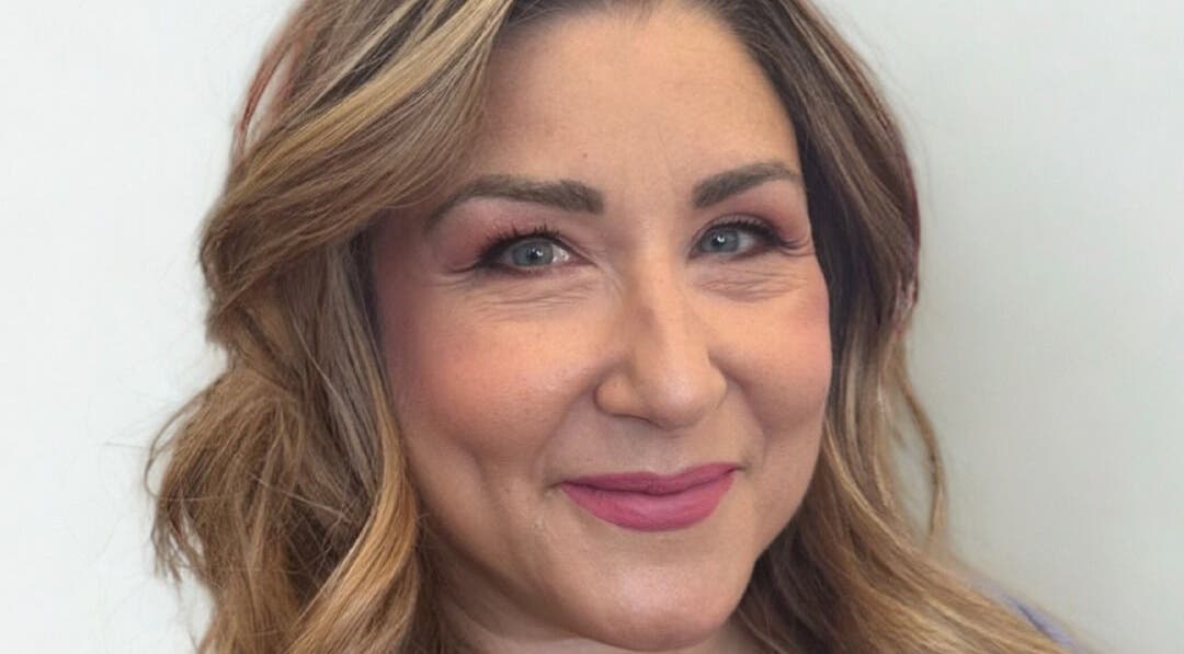 Sonrisa y maquillaje elegante en Musa Salon Studio, El Casar, Castilla-la Mancha, ES.