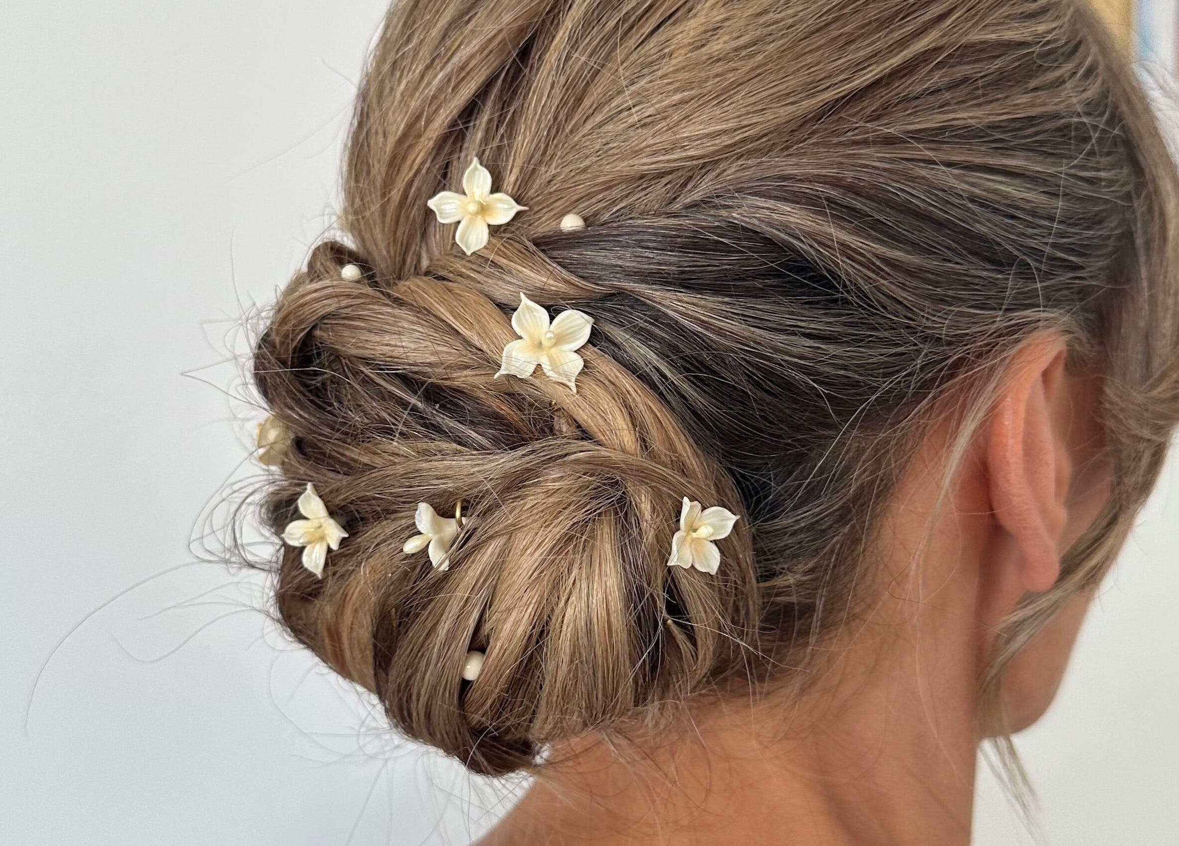 Peinado trenzado con flores en Musa Salon Studio, El Casar, Castilla-la Mancha, ES.