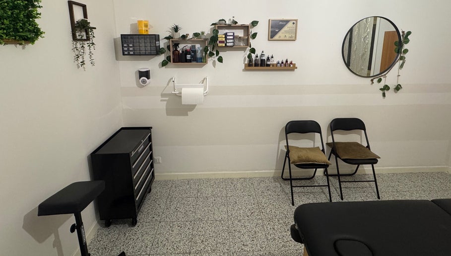 Sala di trattamento elegante presso Customyourskin, Quattromiglia, Calabria, IT. Design moderno e accogliente.