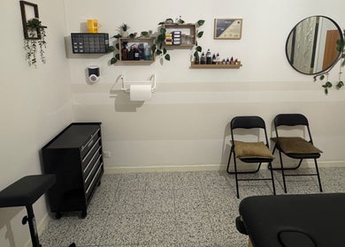 Sala di trattamento elegante presso Customyourskin, Quattromiglia, Calabria, IT. Design moderno e accogliente.