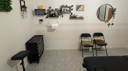 Sala di trattamento elegante presso Customyourskin, Quattromiglia, Calabria, IT. Design moderno e accogliente.