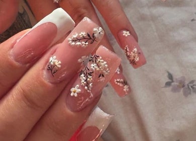Elegant floral nail art at Jas’ Nail Lounge, Malvern, England, GB showcasing intricate flower designs.