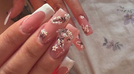 Elegant floral nail art at Jas’ Nail Lounge, Malvern, England, GB showcasing intricate flower designs.