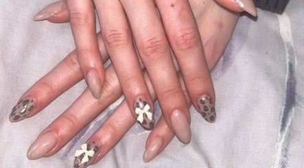Stylish nail art with leopard print and bow design at Jas’ Nail Lounge in Malvern, England, GB.