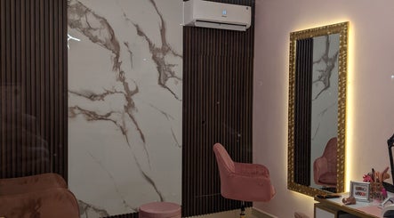 Sala moderna en MF Beauty Salon, Culiacán Rosales, Sinaloa, MX, con espejo iluminado y silla rosa.