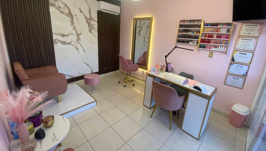 Interior moderno de MF Beauty Salon en Culiacán Rosales, Sinaloa, MX, con decoración en tonos rosados.