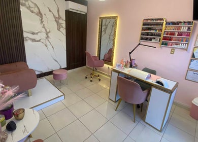 Interior moderno de MF Beauty Salon en Culiacán Rosales, Sinaloa, MX, con decoración en tonos rosados.