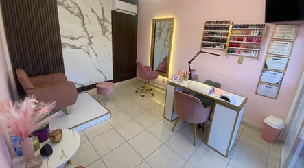 Interior moderno de MF Beauty Salon en Culiacán Rosales, Sinaloa, MX, con decoración en tonos rosados.