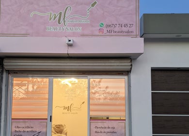 Fachada del MF Beauty Salon en Culiacán Rosales, Sinaloa, MX, mostrando su logo y detalles de contacto.