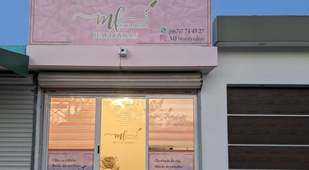 Fachada del MF Beauty Salon en Culiacán Rosales, Sinaloa, MX, mostrando su logo y detalles de contacto.