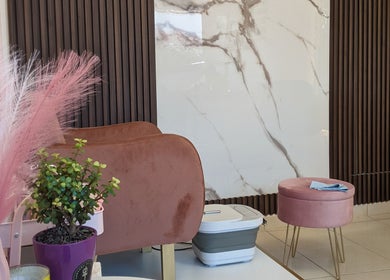 Interior de MF Beauty Salon en Culiacán Rosales, Sinaloa. Decoración con sillas rosas y detalle de mármol.