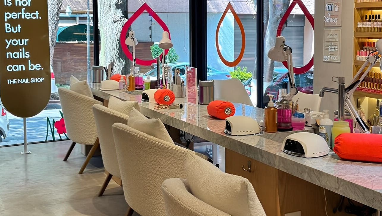 Interior moderno de The Nail Shop - The Brow + Lashes Bar en Ciudad De México, Ciudad De México, MX.