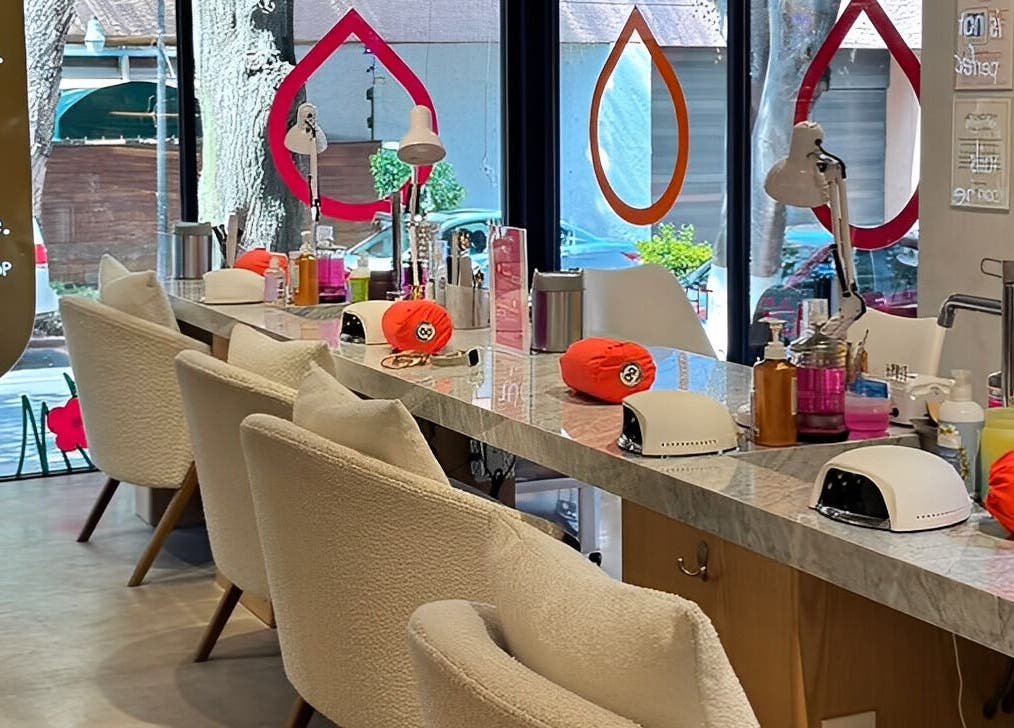 Interior moderno de The Nail Shop - The Brow + Lashes Bar en Ciudad De México, Ciudad De México, MX.