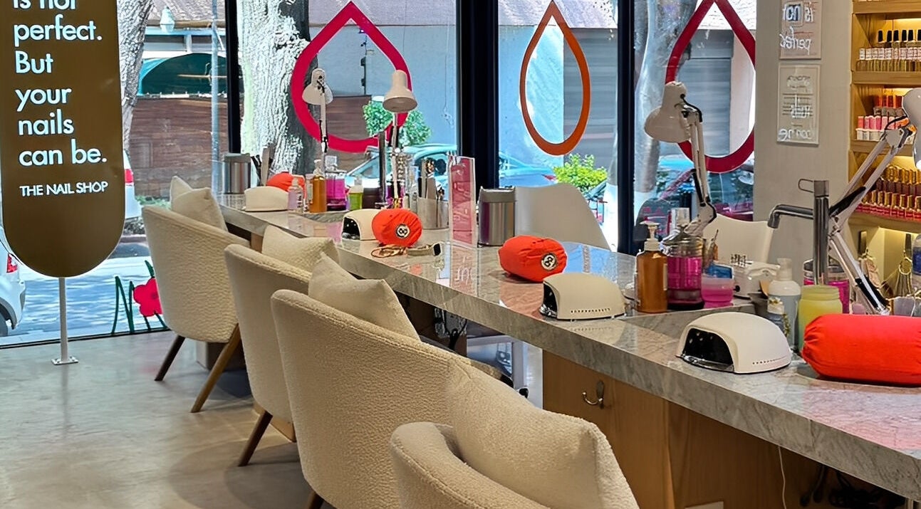 Interior moderno de The Nail Shop - The Brow + Lashes Bar en Ciudad De México, Ciudad De México, MX.