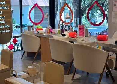 Interior de The Nail Shop - The Brow + Lashes Bar en Ciudad De México, elegante y moderno para servicios de uñas.