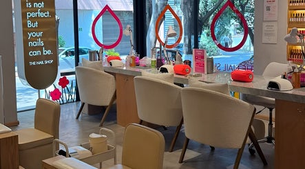 Interior de The Nail Shop - The Brow + Lashes Bar en Ciudad De México, elegante y moderno para servicios de uñas.