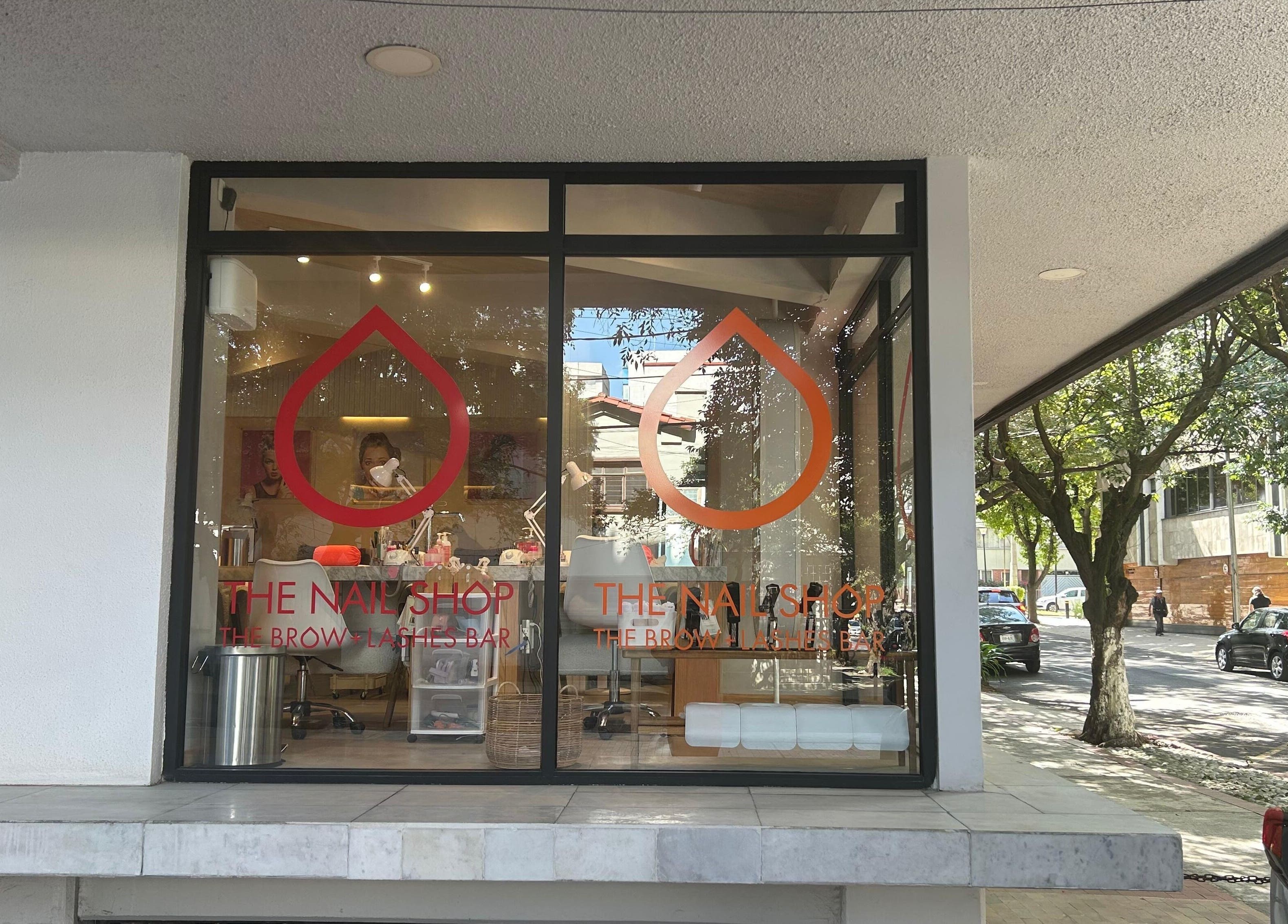 Vista exterior de The Nail Shop - The Brow + Lashes Bar en Ciudad De México, ofreciendo servicios de belleza.