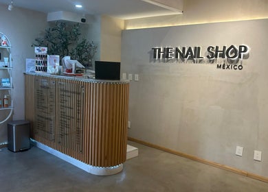 Recepción moderna de The Nail Shop - The Brow + Lashes Bar en Ciudad De México, Ciudad De México, MX.