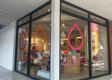 Exterior de The Nail Shop - The Brow + Lashes Bar en Ciudad De México, MX. Ambientes modernos de belleza.
